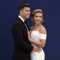 Scarlett Johansson y Colin Jost at the Emmys 2018 red carpet