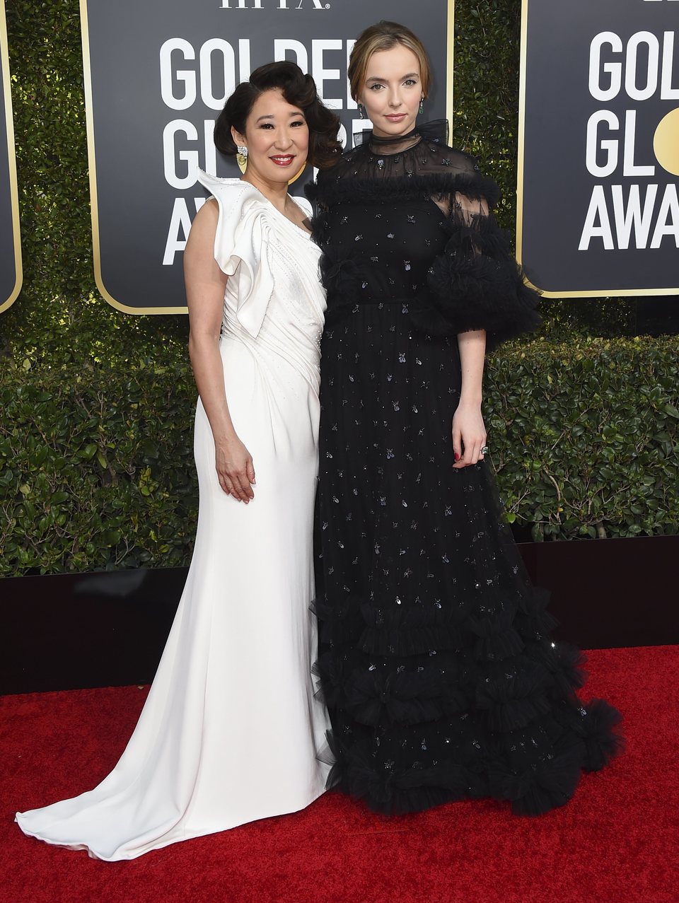 Sandra Oh and Jodie Comer at the Golden Globes 2019 red carpet