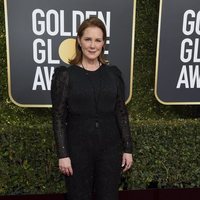 Elizabeth Perkins on the red carpet at the Golden Globes 2019