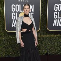 Rosamund Pike at the Golden Globes 2019 red carpet