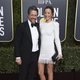 Hugh Grant y Anna Eberstein on the red carpet at the Golden Globes 2019