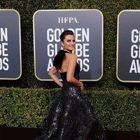 Penélope Cruz at the Golden Globes 2019 red carpet