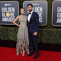 John Krasinski y Emily Blunt at the Golden Globes 2019 red carpet