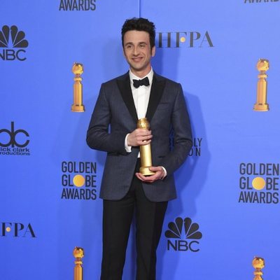 Justin Hurwitz posing with his Golden Globe