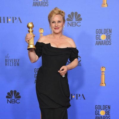 Patricia Arquette poses with her Golden Globe