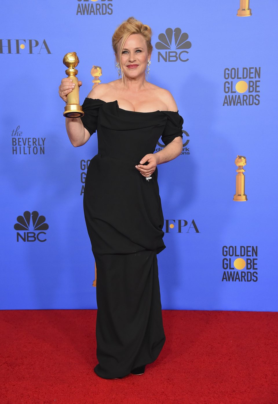 Patricia Arquette poses with her Golden Globe