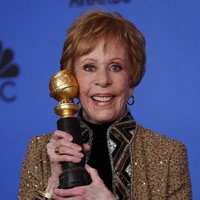 Carol Burnett pose with her Carol Burnett Award