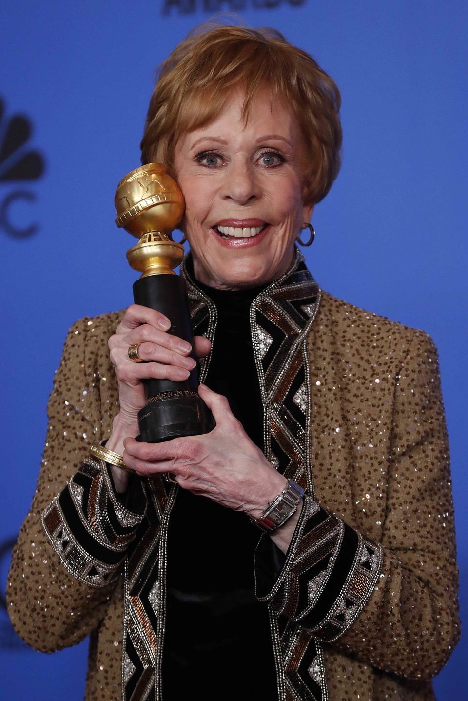 Carol Burnett pose with her Carol Burnett Award