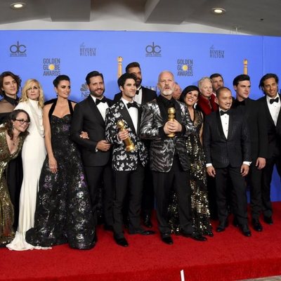 The cast of 'The Assassination of Gianni Versace: American Crime Story' with the two awards