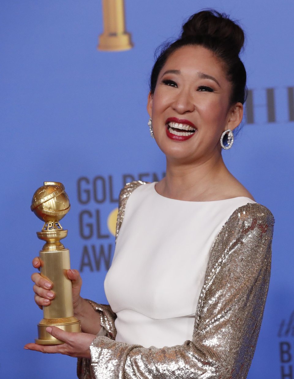 Sandra Oh with her Golden Globe for 'Killing Eve'