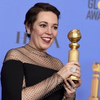 Olivia Colman poses with her Golden Globe for 'The Favourite'