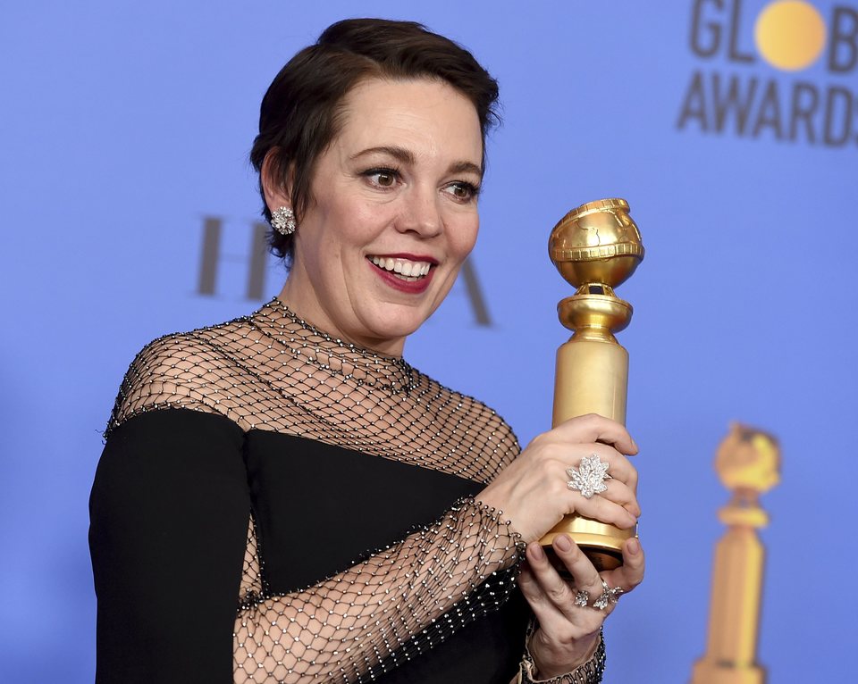 Olivia Colman poses with her Golden Globe for 'The Favourite'