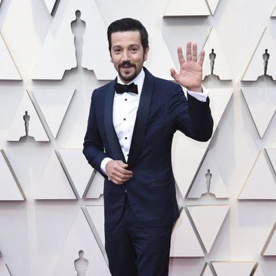 Diego Luna at the Oscars 2019 red carpet