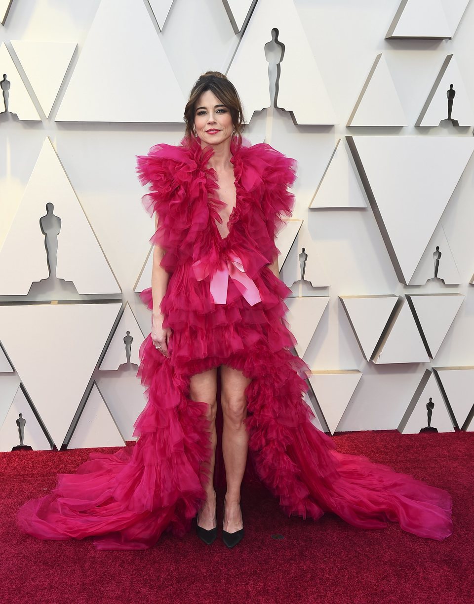 Linda Cardellini on the red carpet at the 2019 Oscars