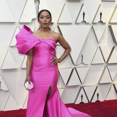 Angela Basset on the red carpet at the Oscars 2019