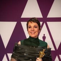 Olivia Colman poses with her Oscar