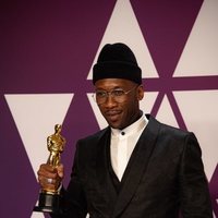 Mahershala Ali pose with his Oscar