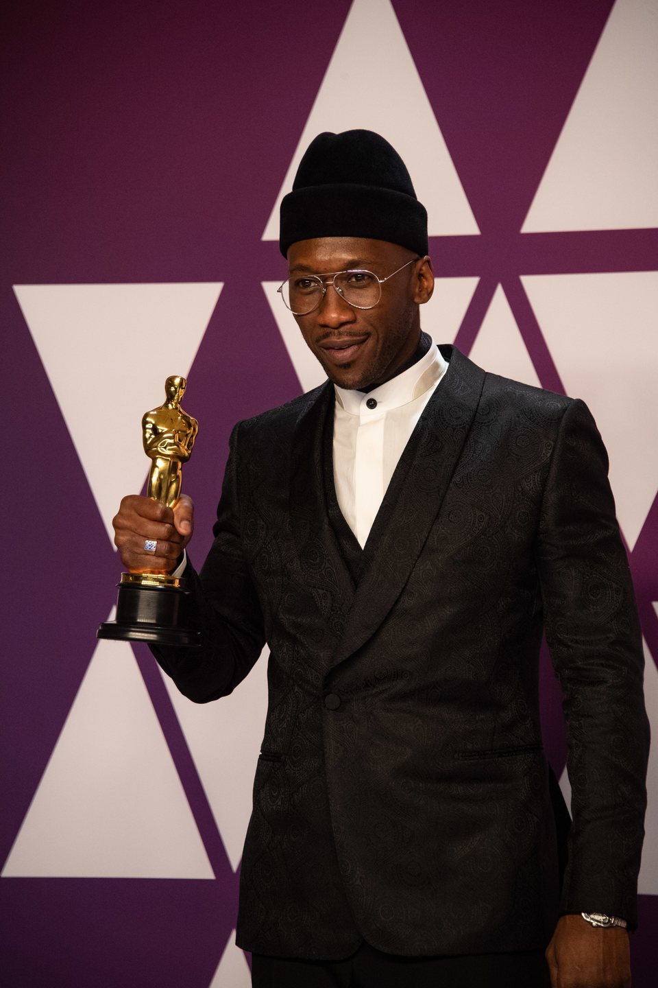 Mahershala Ali pose with his Oscar