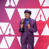 Spike Lee poses with his Oscar