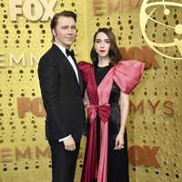 Paul Dano y Zoe Kazan at the Emmy 2019 red carpet