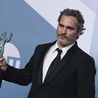 Joaquin Phoenix poses with his award on the carpet of the SAG Awards 2020