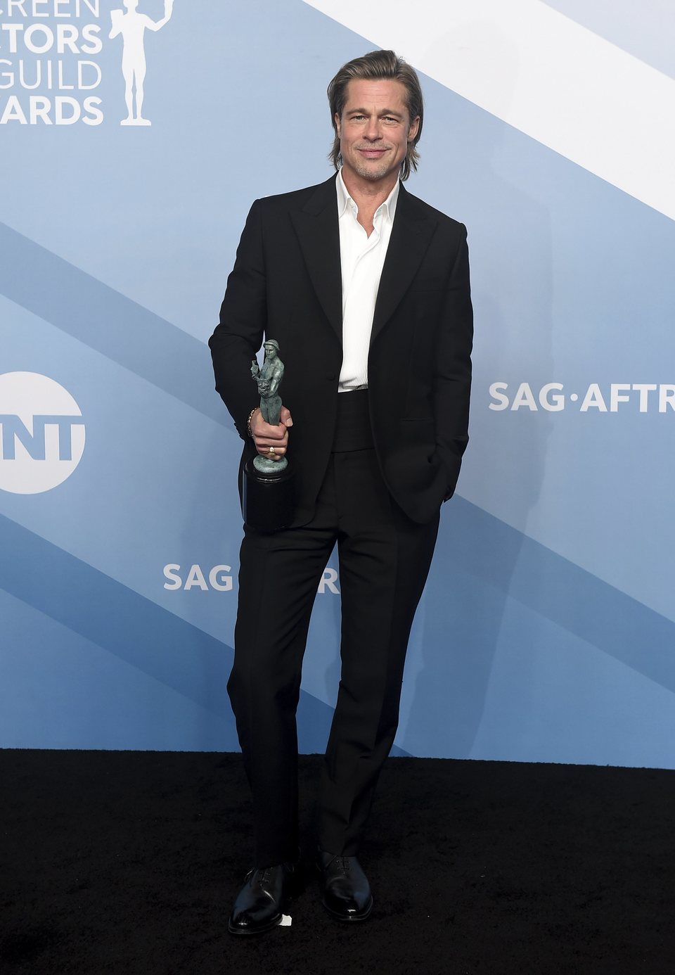 Brad Pitt poses with his award at the carpet of the SAG Awards 2020