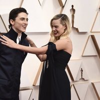 Margot Robbie y Timothée Chalamet on the red carpet at the 2020 Oscar Awards