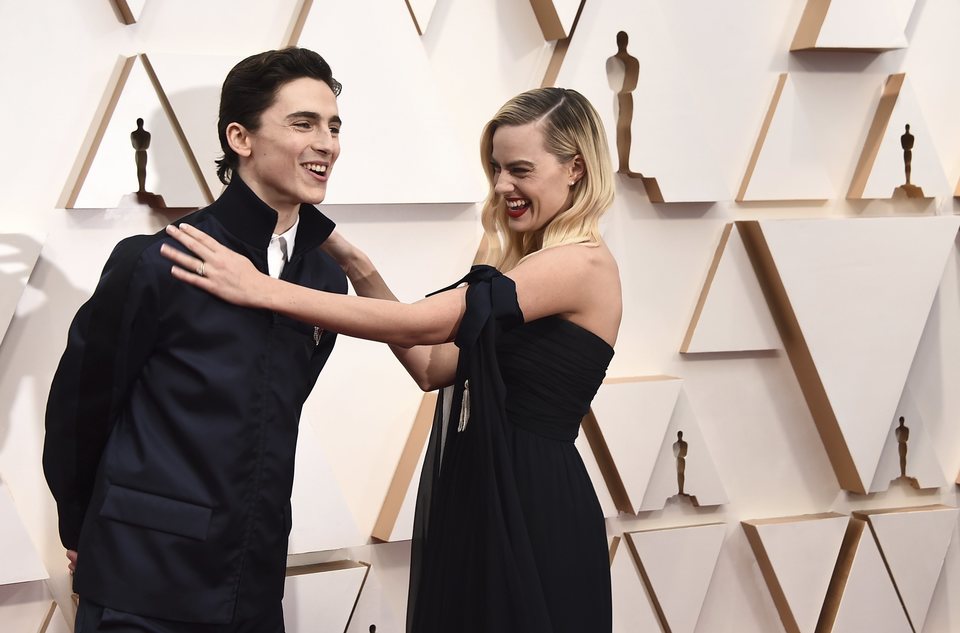 Margot Robbie y Timothée Chalamet on the red carpet at the 2020 Oscar Awards