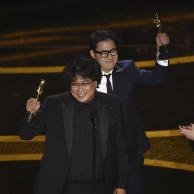 Bong Joon-ho receives the Oscar for Best Original Screenplay por 'Parasite'