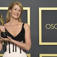 Laura Dern with her Oscar to Best Performance by an Actress in a Supporting Role