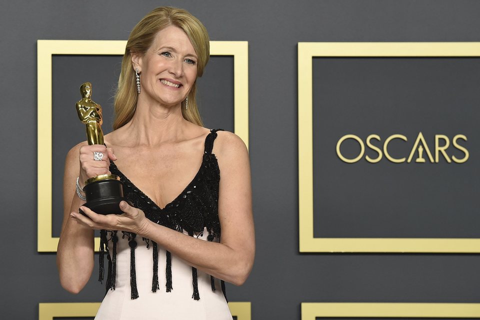 Laura Dern with her Oscar to Best Performance by an Actress in a Supporting Role