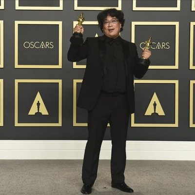 Bong Joon-ho poses with his Oscars for 'Parasite'