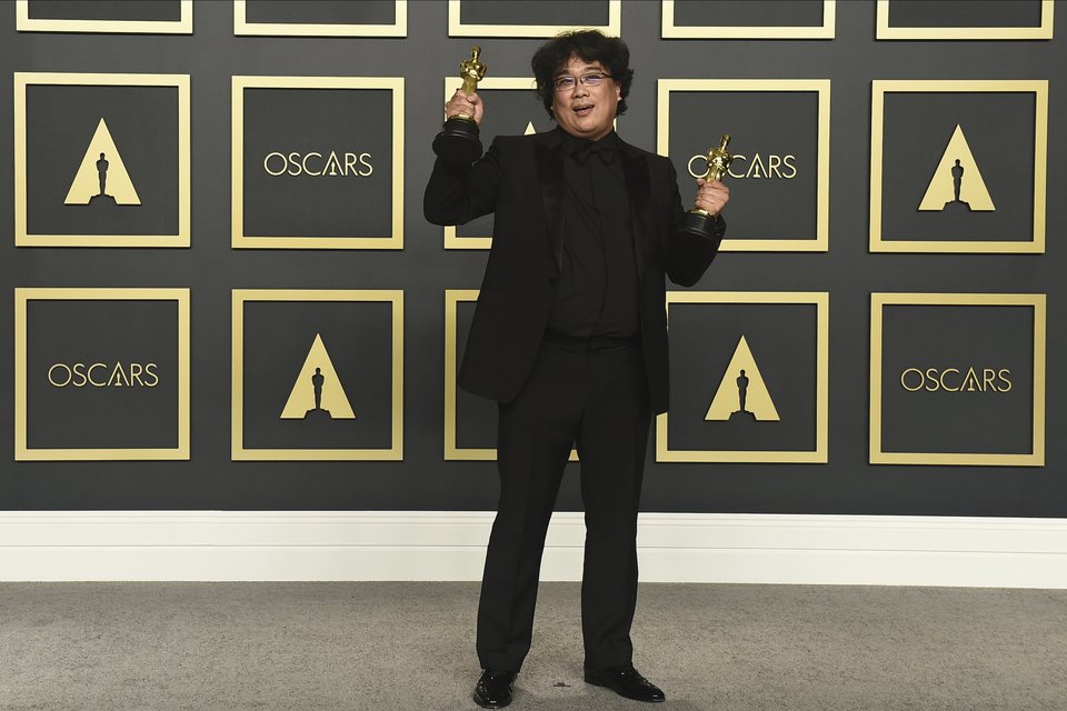 Bong Joon-ho poses with his Oscars for 'Parasite'