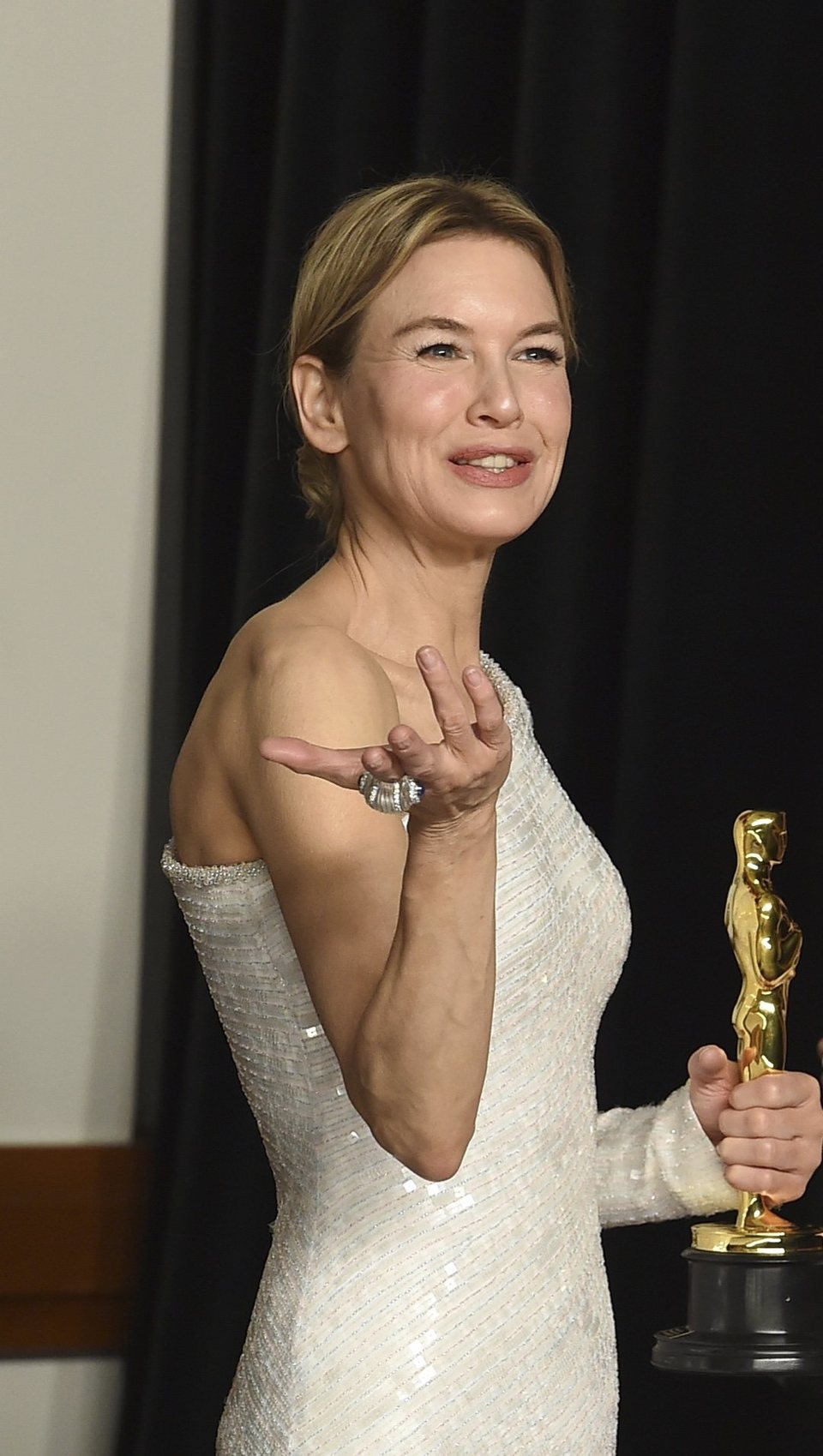 Renée Zellweger with her Best Actress Oscar for 'Judy'