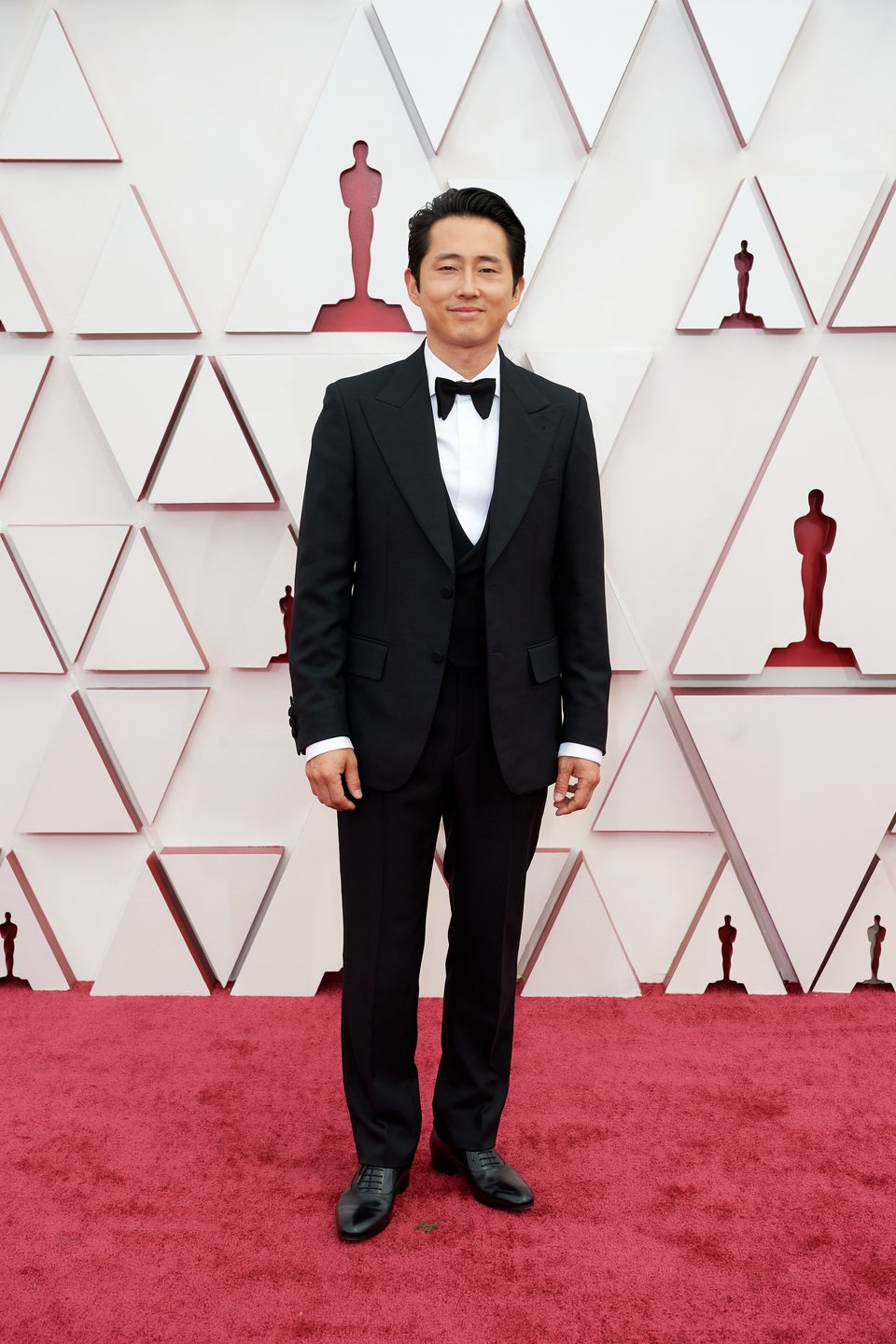 Steven Yeun at the Oscars 2021 red carpet