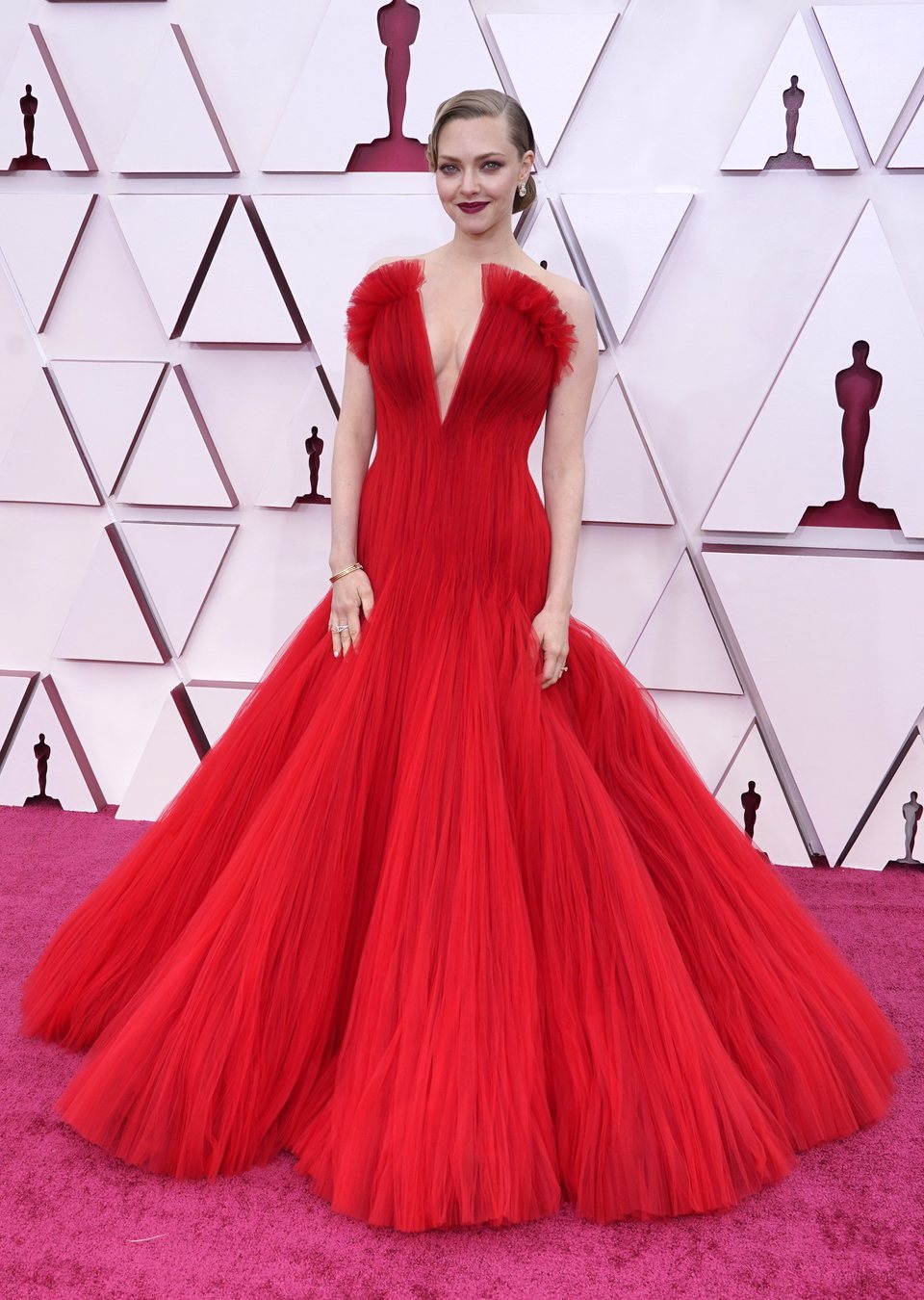 Amanda Seyfried at the Oscars 2021 red carpet