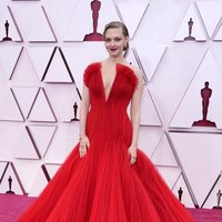 Amanda Seyfried at the Oscars 2021 red carpet