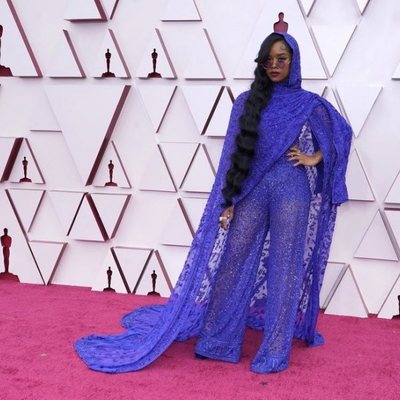 H.E.R. at the Oscars 2021 red carpet