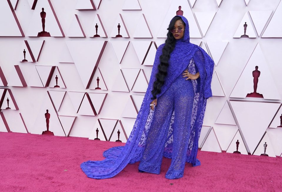 H.E.R. at the Oscars 2021 red carpet