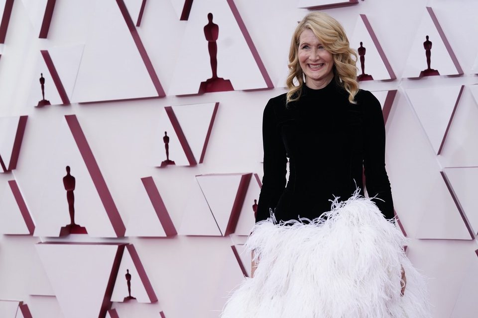 Laura Dern at the Oscars 2021 red carpet