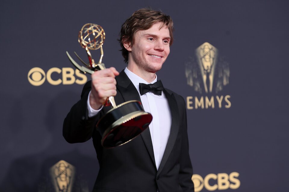 Evan Peters, winner of the Emmy 2021 for best supporting actor in a limited series