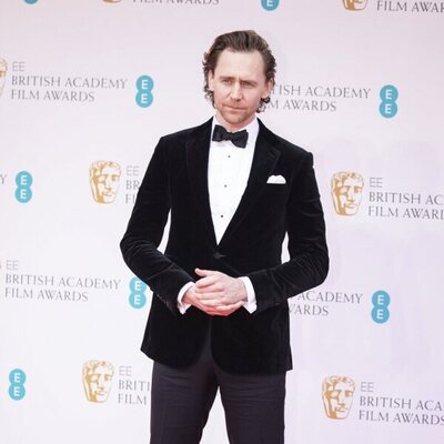 Tom Hiddleston at the BAFTAs 2022 red carpet