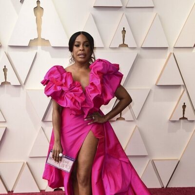 Niecy Nash at the Oscars 2022 red carpet