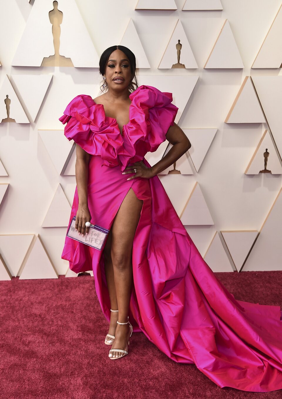 Niecy Nash at the Oscars 2022 red carpet