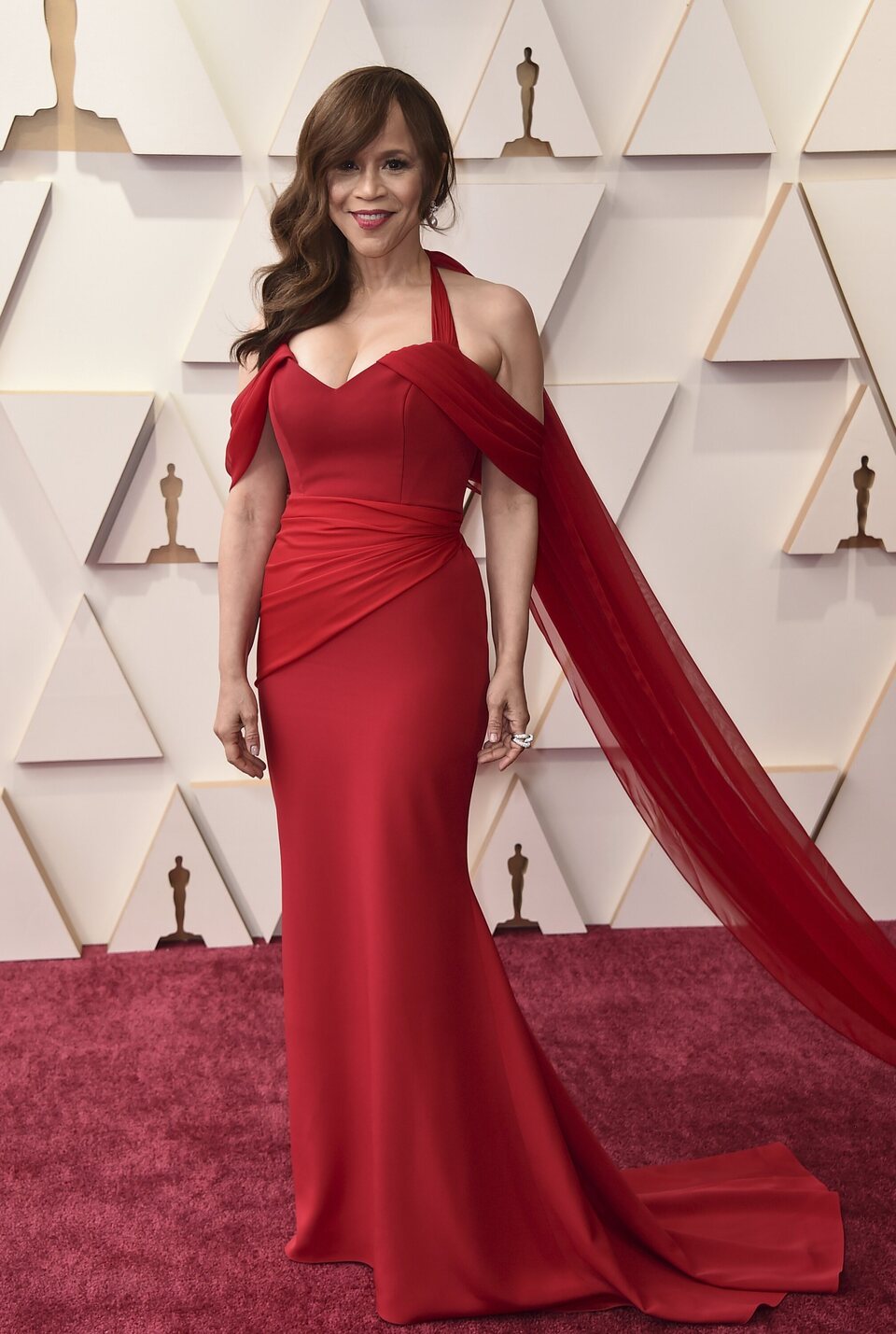 Rosie Perez at the Oscars 2022 red carpet