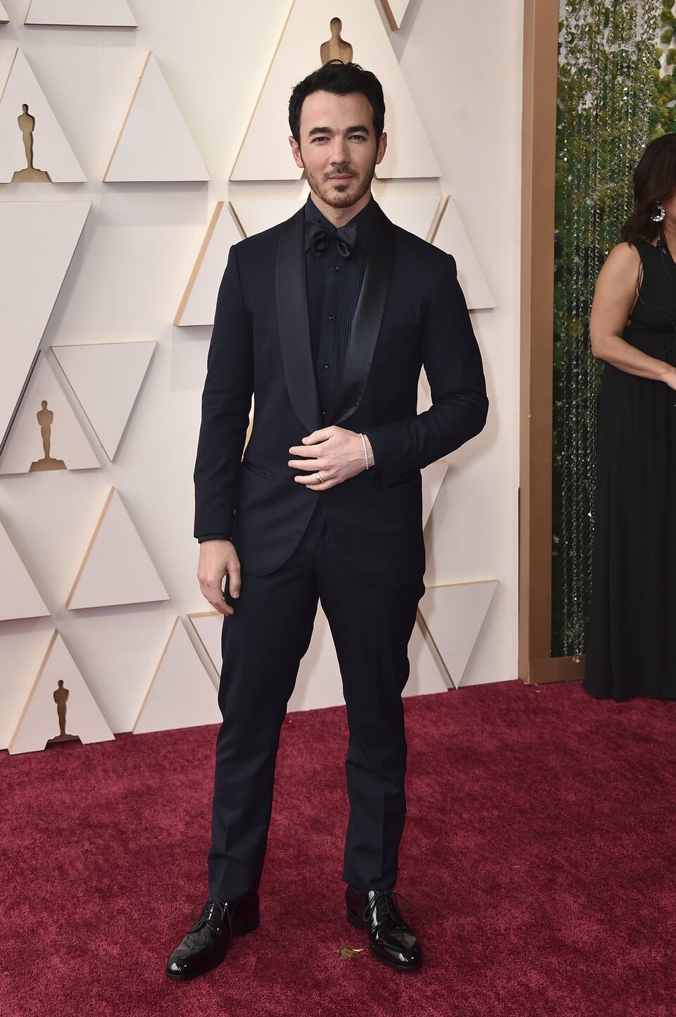 Kevin Jonas at the Oscars 2022 red carpet