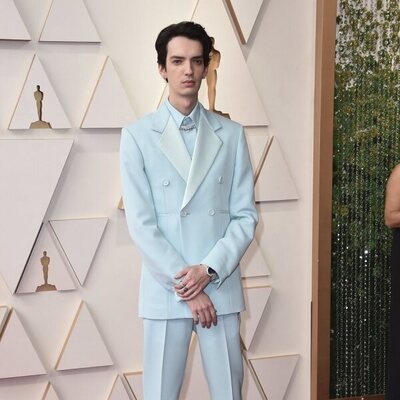 Kodi Smit-McPhee at the Oscars 2022 red carpet