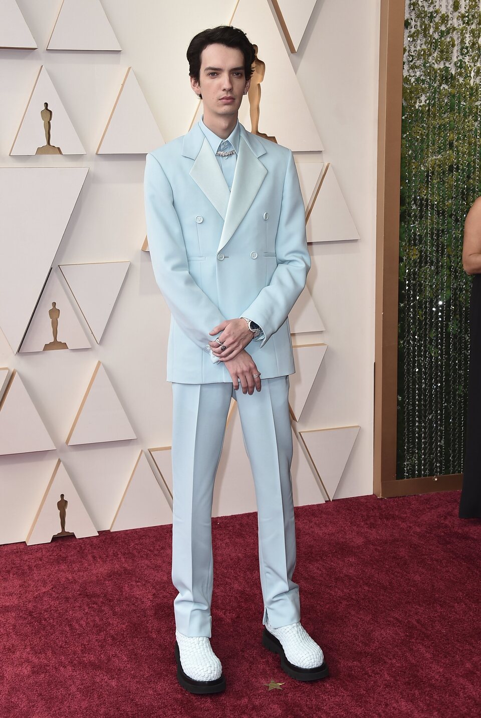 Kodi Smit-McPhee at the Oscars 2022 red carpet