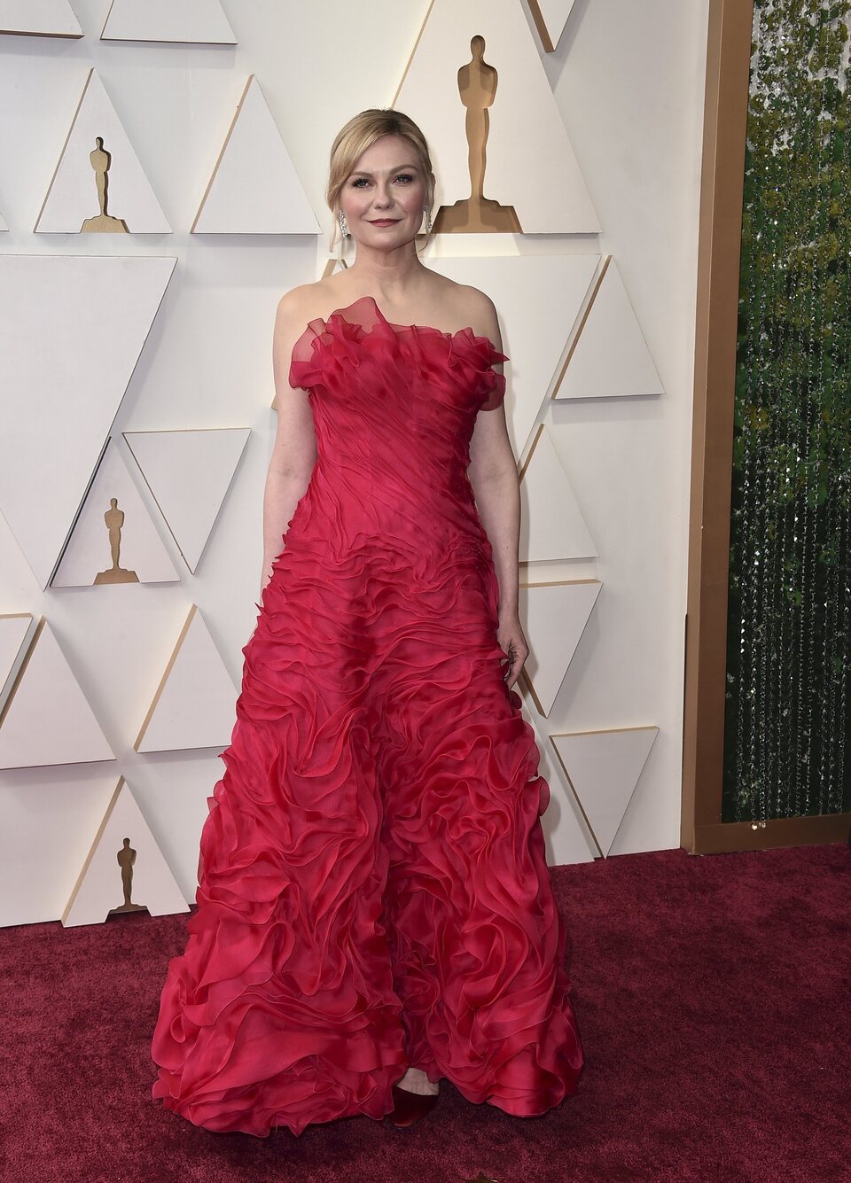 Kirsten Dunst at the Oscars 2022 red carpet