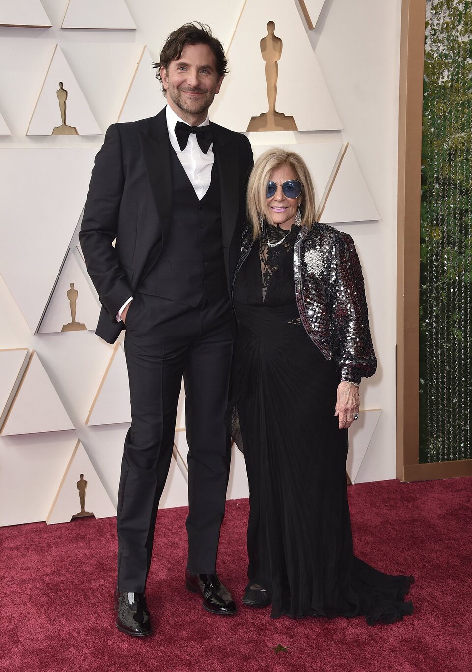 Bradley Cooper and his mother at the Oscars 2022 red carpet